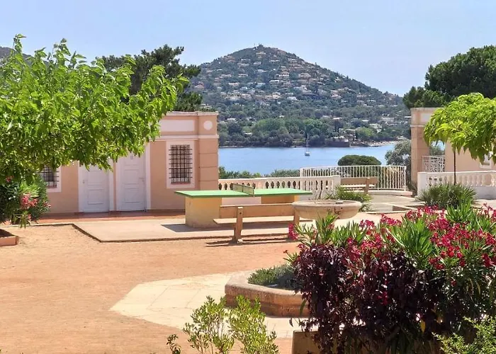 Appartamento Cap Esterel, Quartier Belvédère 2p Meublé Tourisme 3 étoiles Climatisé Rez-de-jardin, Vue Mer, Wifi, Piscine Et Parking Inclus